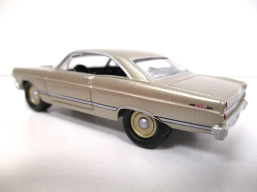 JOHNNY LIGHTNING - CLASSIC GOLD - 1967 FORD FAIRLANE 500 XL (RUBBER TIRES) 1/64 - Picture 6 of 13