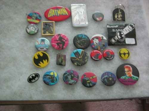 BATMAN 23 Different Pins and Buttons plus 1 Keyring - Picture 2 of 2