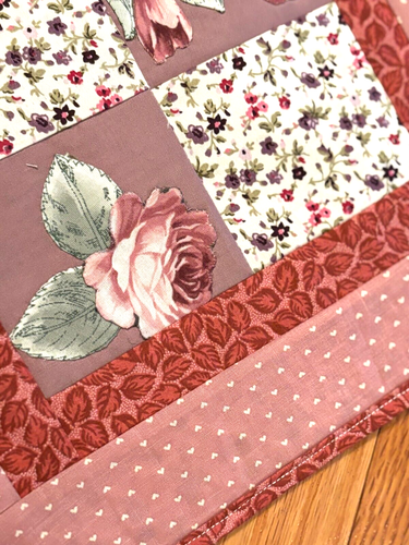 Topper de mesa acolchado parcheado, nuevo hecho a mano 12x12, rosa con apliques flores - Imagen 7 de 8