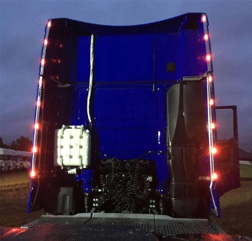 Lados perimetrales de acero inoxidable + tira superior + luces estroboscópicas ámbar + LED para adaptarse a Iveco S-Way - Imagen 3 de 5