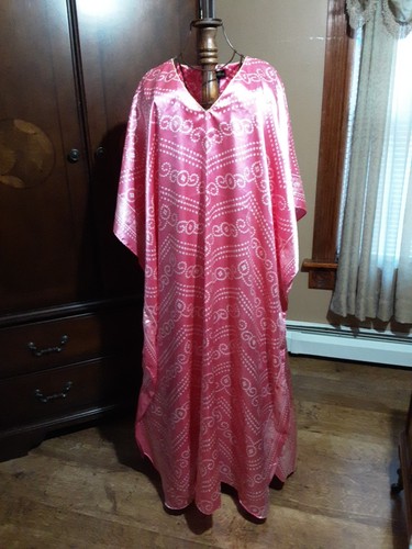 One Sz Up 2 Date Fashion Long Satin Kaftan Pink And White Geometric With Border