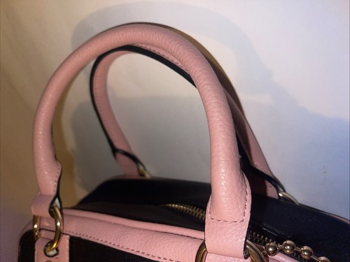 Borsa a tracolla Juicy Couture Urban Heritage Bowler nera e rosa petalo borsa vegan - Foto 11 di 17