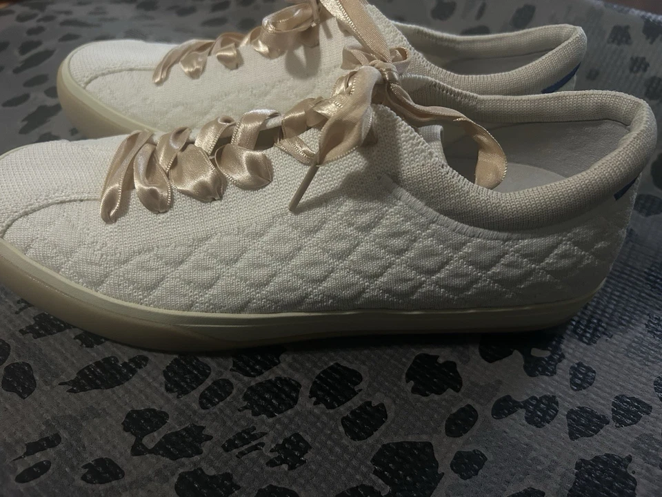 Zapatillas acolchadas Rothy’s con cinta dorada Foto 2 de 4