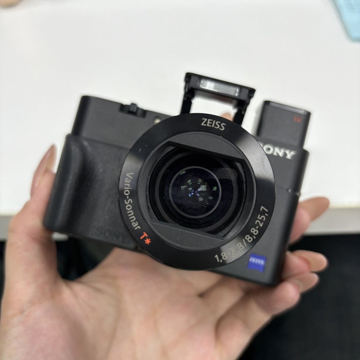 Sony Cyber-shot RX100 V DSC-RX100M5 20.1MP Digital Camera w Sony Cyber-shot RX100 V DSC-RX100M5 20.1MP Digital Camera w