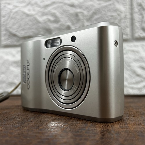 NIKON COOLPIX L16 Compact Digital Camera Point & Shoot Silver 7.1 MP 2008 TESTED - Picture 1 of 16