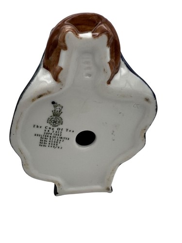 Royal Doulton The Cup of Tea HN2322 Figurine Elderly Woman with Teacup 6.5" 1963 - Picture 6 of 6