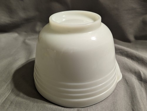 1950s PYREX "Hamilton Beach" Small Ribbed Bowl w/ Spout, Milk Glass - PRE-OWNED - Picture 7 of 12