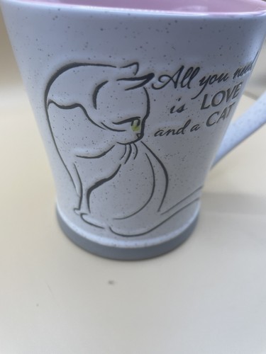 Tazza gatto argilla cielo blu ~ Tutto ciò di cui hai bisogno è amore 16 once disegno gatto inciso viola/crema - Foto 2 di 7