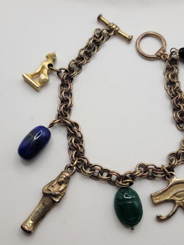Pulsera con dije temática egipcia - Piedras de lapislázuli escarabajo turquesa tono latón - Imagen 2 de 5