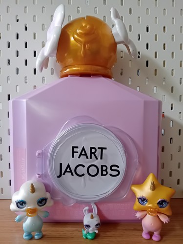 Poopsie FART JACOBS 2/1 Spiel und Vitrine Parfüm geformter Flakon/ Figuren 