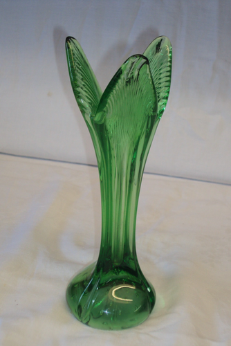 Jarrón Art Deco de vidrio verde de 8,5" con base de burbujas - Imagen 1 de 6