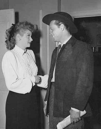 LUCILLE BALL & WILLIAM HOLDEN Candid Photo (167-s)