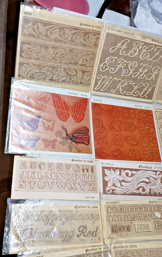 GREAT LOT 23 NOS VINTAGE CRAFTAID LEATHER TEMPLATES PLASTIC 1953-78 BILLFOLD - Picture 10 of 23