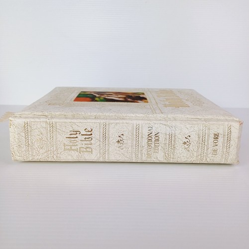 Holy Bible Family Bible Large Format Red Letter Colour Illustrated Gold Edge - Picture 3 of 13