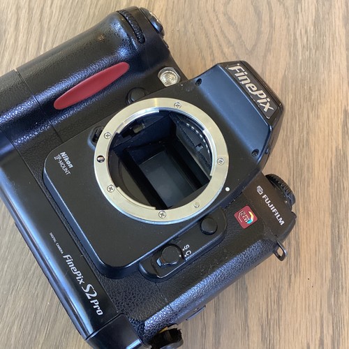 Fujifilm FinePix S Series S2 Pro 6.2MP Digital SLR Camera Body. W/ Battery Pack. - Picture 5 of 5
