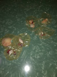 Vintage-1950s-1960s-seashell-bathroom-wall-art-lucite