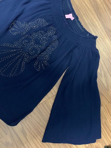 Top Lilly Pulitzer Nita XS verdadero azul marino calado fuera del hombro mangas campana cuentas EC - Imagen 7 de 9