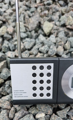 Radio d'epoca portatile digitale FM scansione automatica con allarme da viaggio DESIGN COMPATTO - Foto 2 di 6