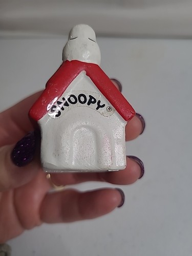 Vintage SNOOPY On Doghouse Peanuts Ceramic Christmas Ornament - Picture 9 of 10
