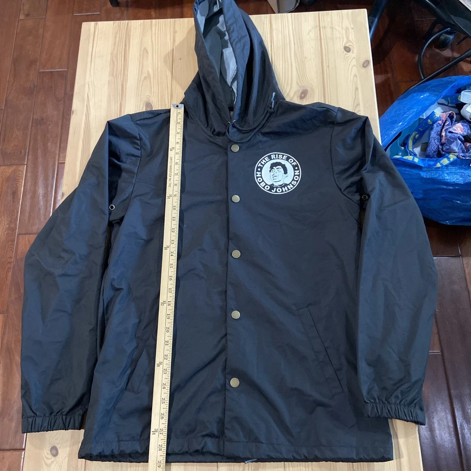 Chaqueta cortavientos con capucha The Rise of Hobo Johnson talla mediana frontal a presión Foto 4 de 4