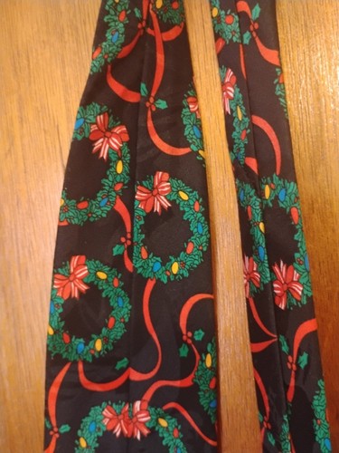 Christmas Wreath Ribbon Holly Holiday Lights Men's Black Neck Tie - Picture 6 of 9