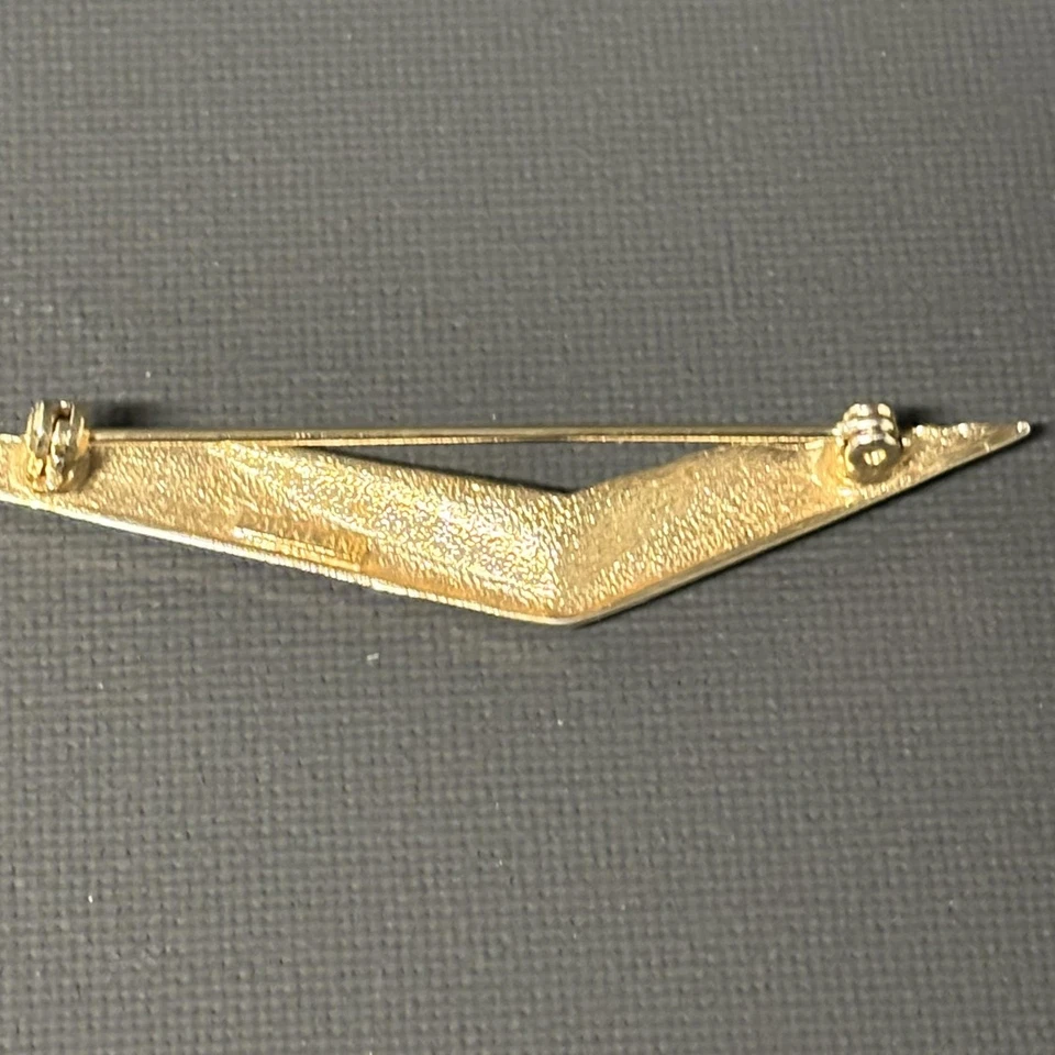 Винтажная золотистая брошь с шевроном Parklane со стразами на булавке с геометрическим узором ювелирные изделия 3,75 дюйма - Изображение 2 из 4