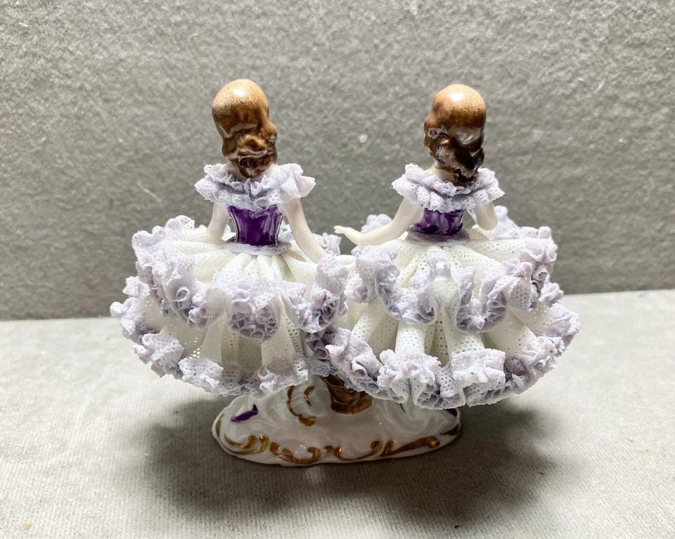 Antigua estatuilla de porcelana de Dresde Alemania victoriana encaje niñas gemelas en lila Foto 3 de 4