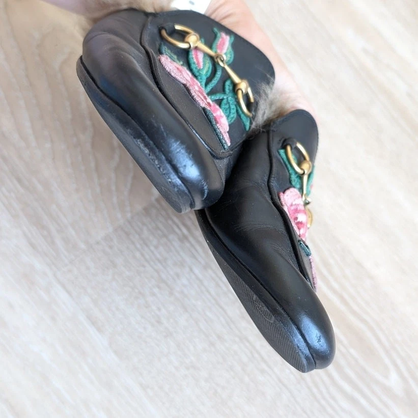 Mocasines planos Gucci de piel de cuero negro bordados Princetown Foto 3 de 4