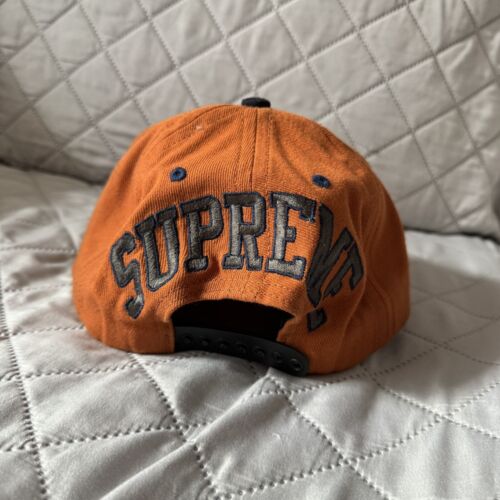 Supreme Back Arc Logo 5 paneles Snapback gamuza tostado sobre gris - Imagen 2 de 3