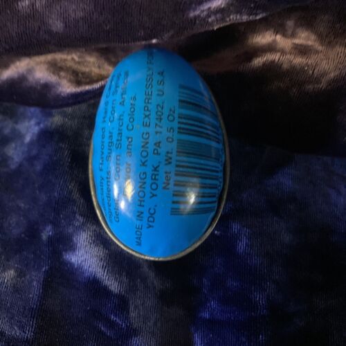 Litografía de metal vintage de huevo de lata contenedor de dulces de Pascua colonia británica de Hong - Imagen 2 de 3