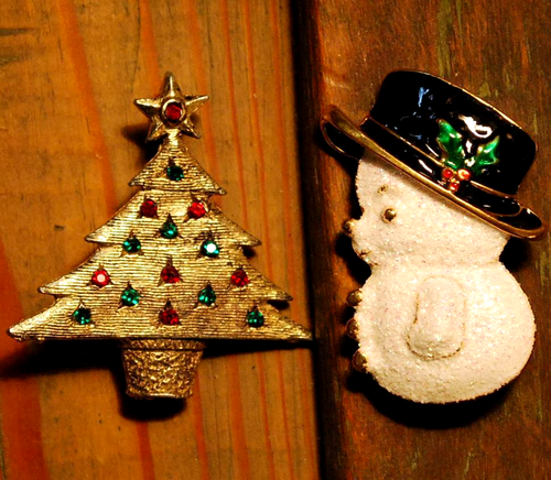 Vintage Set 2 WEIHNACHTSNADELN Brosche EMAILLE STRASS Gold Metall SCHNEEMANN & BAUM schön