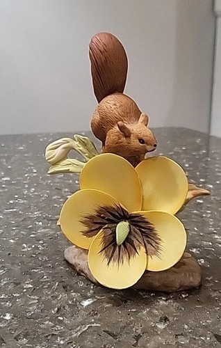 Vintage Royal Osborne Squirrel Sitting on Yellow Flower Pedal Figurine - Picture 2 of 6