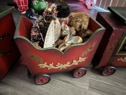 Große 4-teilige Holzeisenbahn des Weihnachtsmanns (mit handgefertigten Geschenken) - Bild 6 von 9