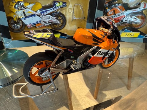 HONDA ORIGINAL 1:12 Valentino Rossi Honda RCV Repsol Sin caja - Imagen 4 de 5