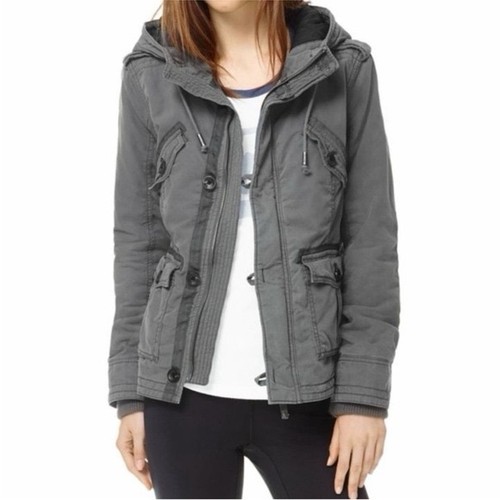 Chaqueta con Capucha Aritzia TNA Pelotón Utilidad Militar Talla Pequeña - Imagen 3 de 10