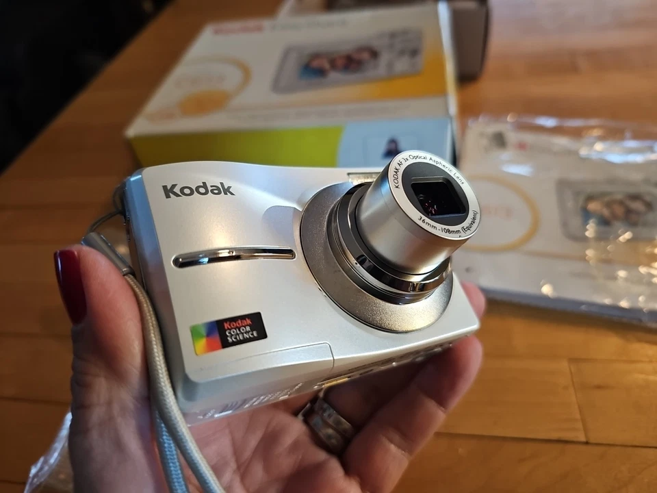 Kodak Digital Camera EasyShare C613 6.2 MP 3x Zoom White EXCELLENT  - Image 2 of 4