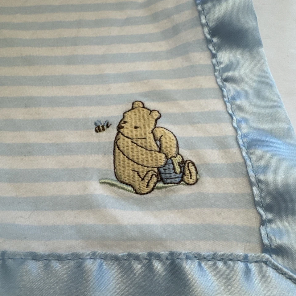 Manta de seguridad clásica Winnie the Pooh azul a rayas borde satinado 17" cuadrada Foto 2 de 4
