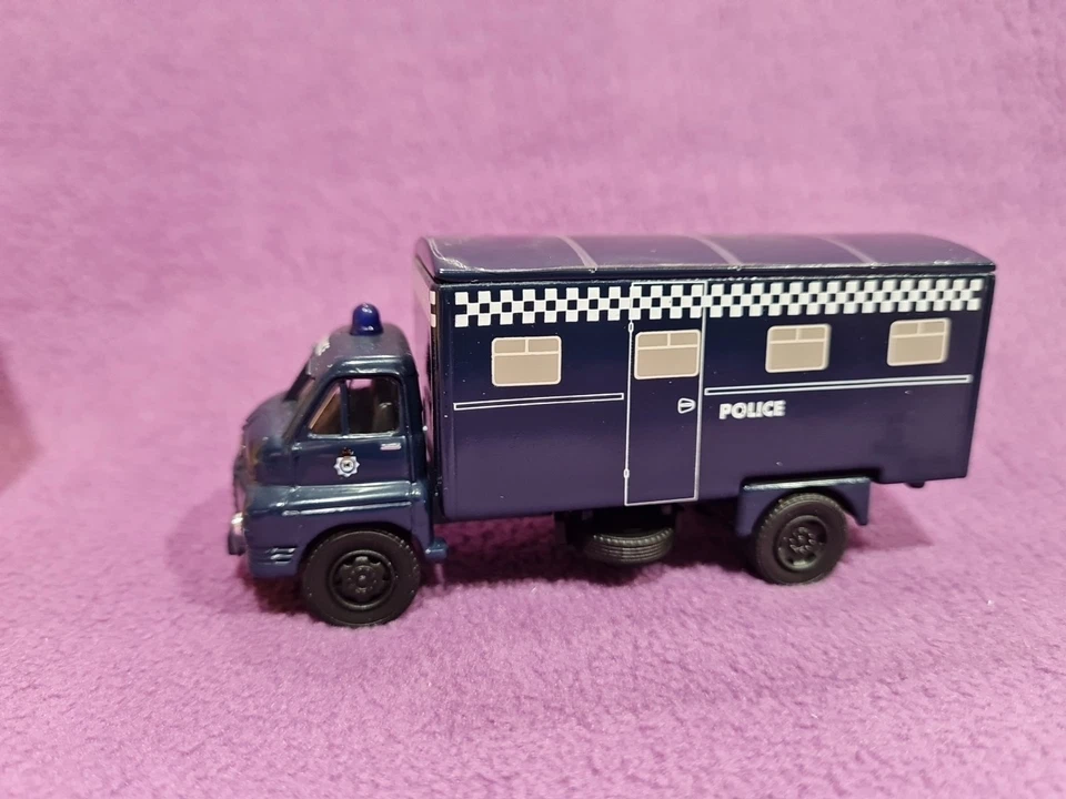 VANGUARDS VA 8009  CAMION BEDFORD S TYPE VAN POLICE CONTROL SCALA 1:64 - Immagine 4 di 4