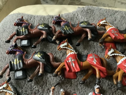 Lot Of 24 Vintage Papo Knights And Horses With Weapons - Picture 2 of 9