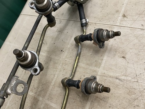 1984-1989 Nissan 300ZX Z31 OEM VG30 NA Engine Fuel Line Rail Injectors Regulator - Picture 13 of 14