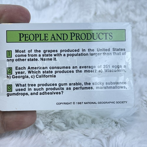 Juego de cartas de personas y productos de National Geographic Global Pursuit Game - Imagen 4 de 7