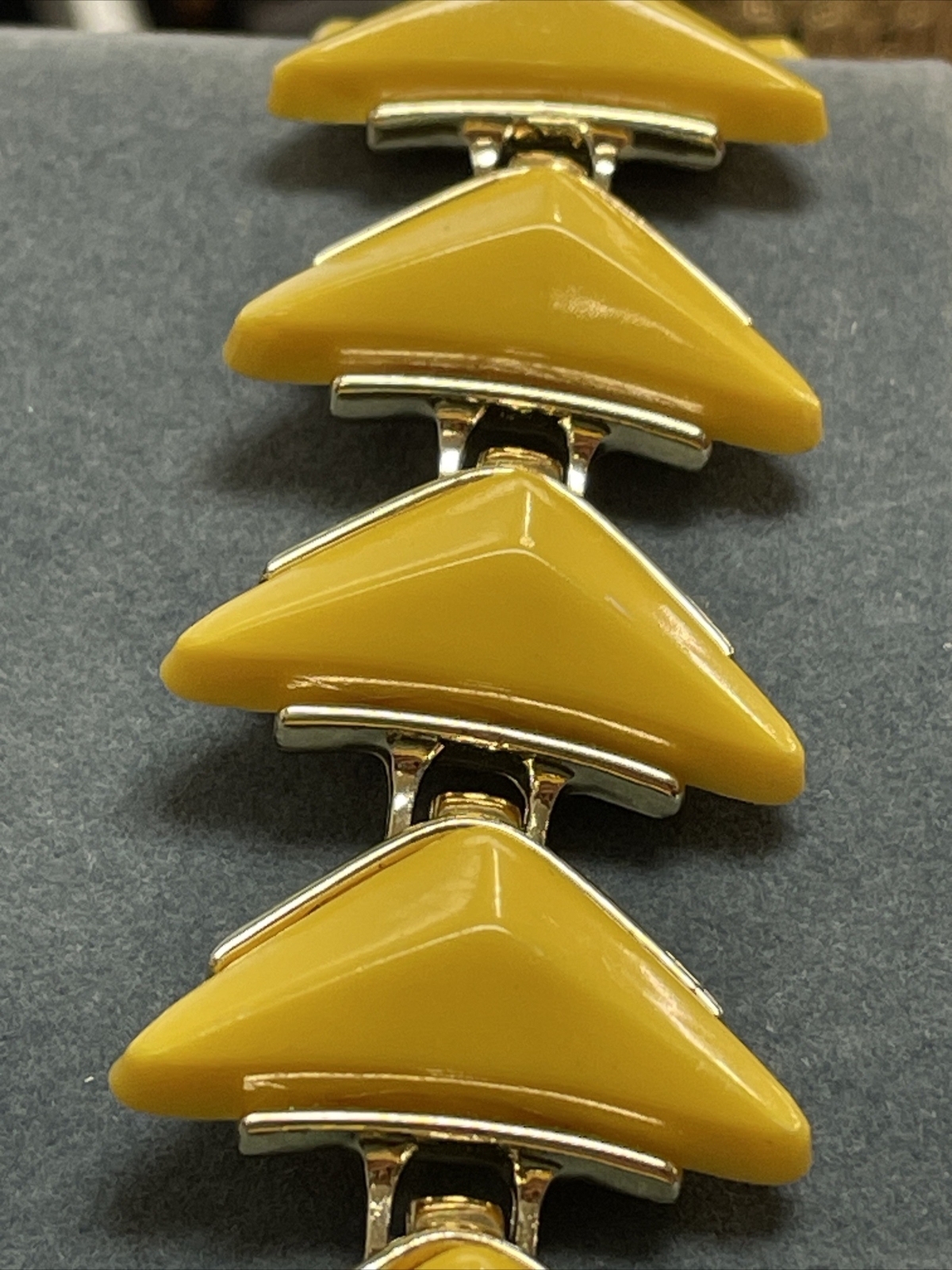 VINTAGE UNSIGNED TRIANGLE ARROW SHAPED YELLOW THE… - image 2