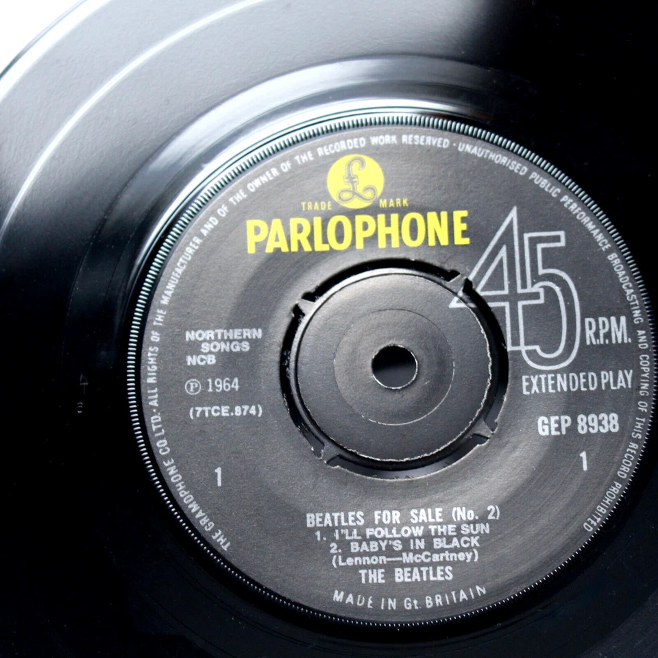 ORIGINAL 1965 UK MONO THE BEATLES FOLLOW THE SUN EP 7" VINYL BABY'S IN BLACK - Image 2 of 4