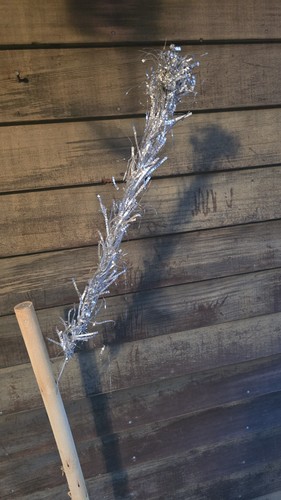 De colección. Árbol de Navidad Evergleam Aluminio 6’ 92 Ramas En Caja Pom Pom - Imagen 7 de 7