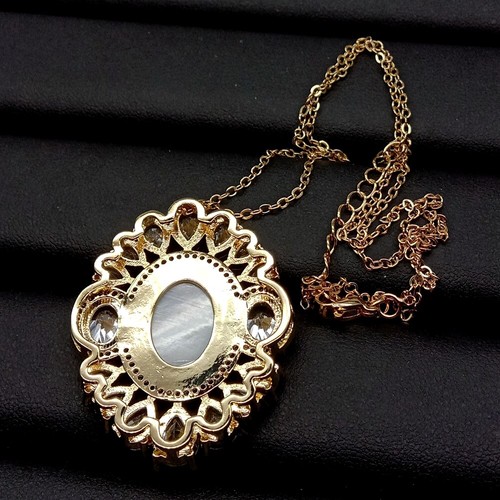 Collar colgante de forma ovalada micro pavimentada Virgin Mary CZ cáscara blanca de 17,5 - Imagen 9 de 9