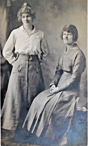EARLY 1900's  REAL PHOTO POST CARD - TWO WOMEN POSING - 3.5" X 5.5"  - Picture 1 of 3