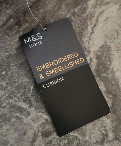 M&S besticktes & verziertes Samt Nackenstützkissen ~ Federfüllung - Bild 6 von 7