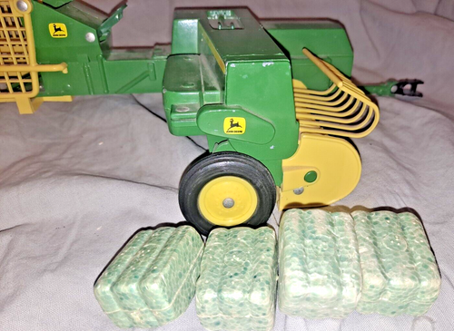 ERTL 1:16 Scale Diecast John Deere Model #585 Square Hay Baler W/ 4 Bales - Picture 7 of 10
