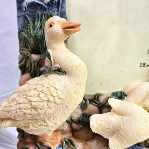 Marco de fotos The Unique Collection 5 X 7 pulgadas niño pesca niña alimentación patos - Imagen 2 de 16