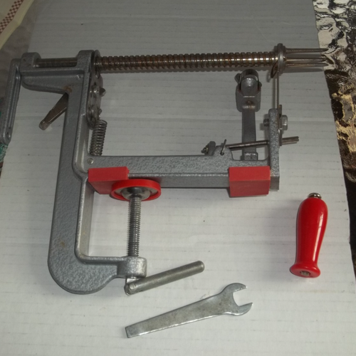 Pelador de manzanas Pampered Chef Corer Corer - Abrazadera, mango de madera rojo, Taiwán de colección - Imagen 3 de 18